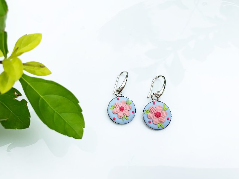 Round shape Little Pink flower earrings - ต่างหู - ดินเหนียว สึชมพู