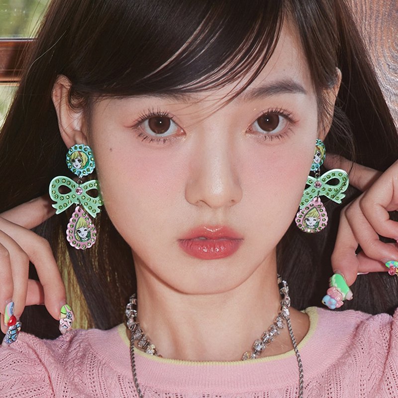 Showa Bishoujo bowknot acrylic rhinestone stud earrings ear clip earrings - ต่างหู - วัสดุอื่นๆ หลากหลายสี