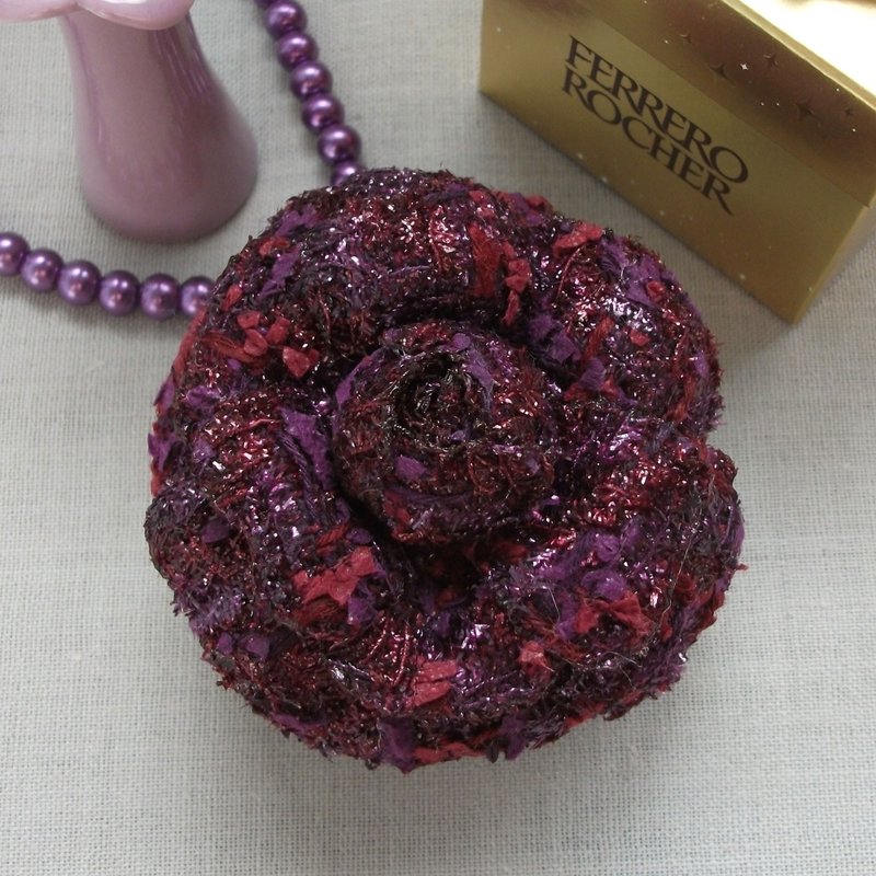 Camellia flower brooch in burgundy fabric - เข็มกลัด - ขนแกะ สีม่วง