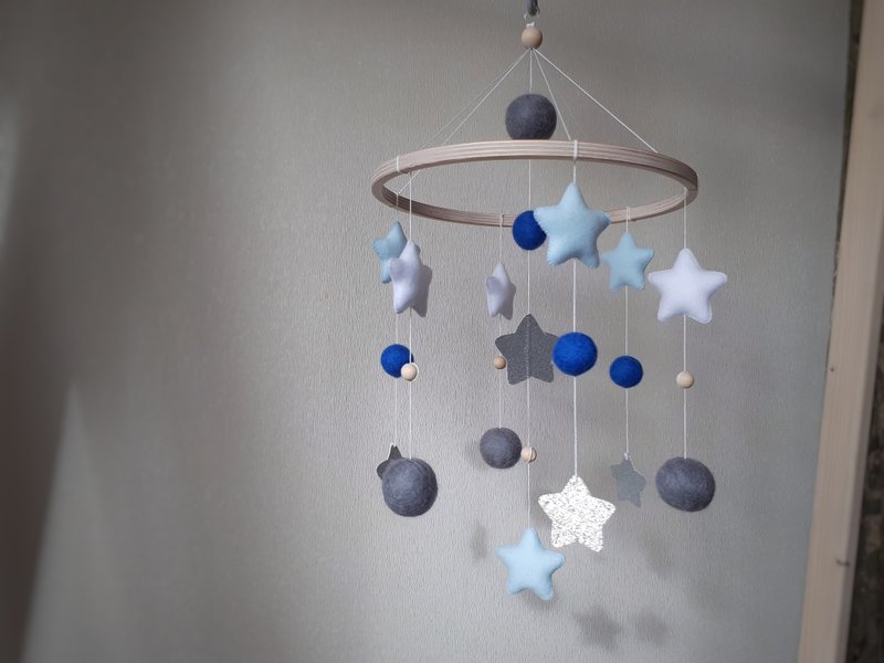 Baby mobile boy, felt balls & star crib mobile, nursery decor - ของเล่นเด็ก - วัสดุอีโค สีน้ำเงิน