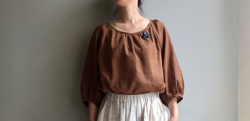 Made with the same style of milk tea color linen ~ autumn path / round neck crepe 3/4-sleeve top / thin cotton and linen - Women's Tops - Cotton & Hemp Brown