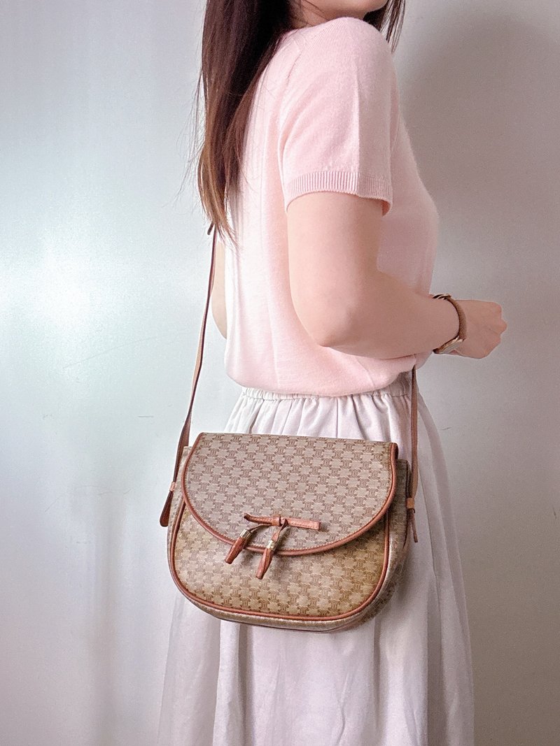 Second-hand unique Celine Macadam light brown presbyopia bow crossbody bag - กระเป๋าแมสเซนเจอร์ - วัสดุกันนำ้ สีนำ้ตาล