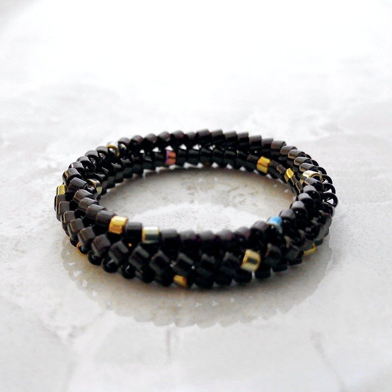 Etoiles Stardust Speckled Beaded Ring in Black and Gold Beads - 戒指 - 其他材質 黑色