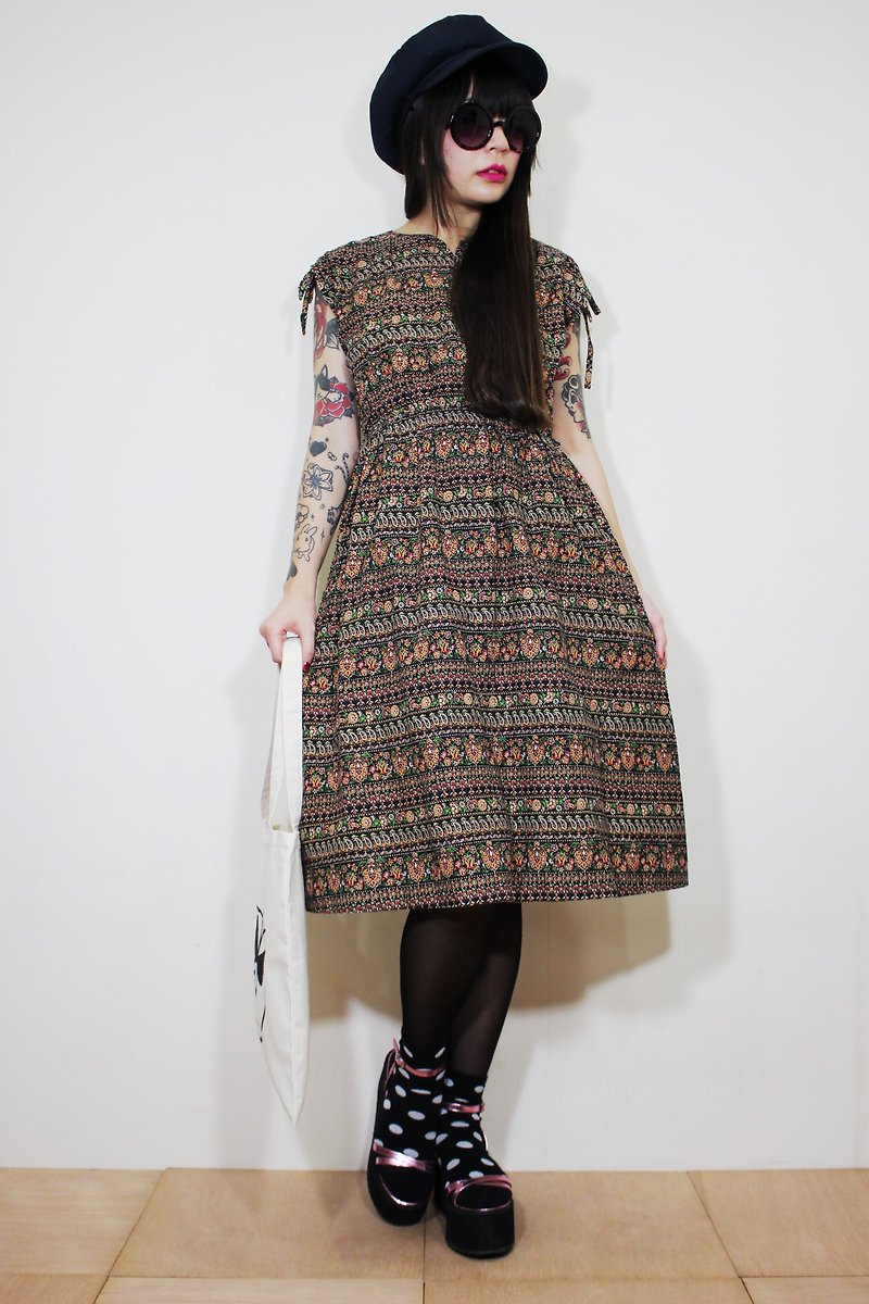 F2114 (Japanese-made) (Vintage) black bottom pattern floral cotton short-sleeved vintage dress (Made in Japan) - One Piece Dresses - Cotton & Hemp Black