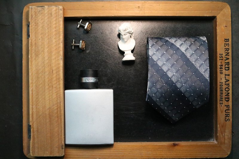 灰色のドットのネクタイのシルクビジネスモデルの男性necktie