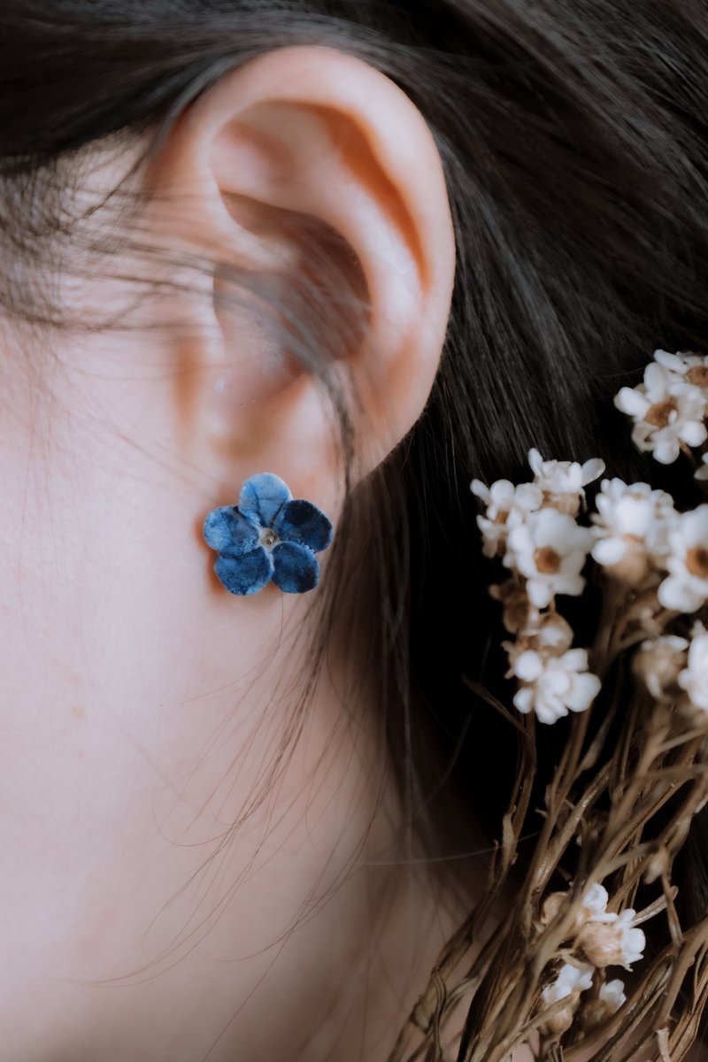 Fleur du Prunier white porcelain sterling silver earrings/blue - Earrings & Clip-ons - Porcelain Blue