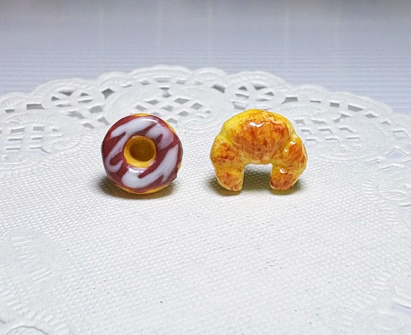 【手作耳釘】仿真食物~巧克力甜甜圈&牛角麵包 不對稱 耳釘/耳環 - 耳環/耳夾/耳骨夾 - 樹脂 卡其色