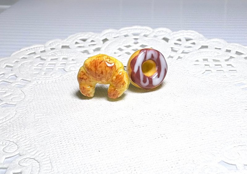 【手作耳釘】仿真食物~巧克力甜甜圈&牛角麵包 不對稱 耳釘/耳環 - 耳環/耳夾/耳骨夾 - 樹脂 卡其色