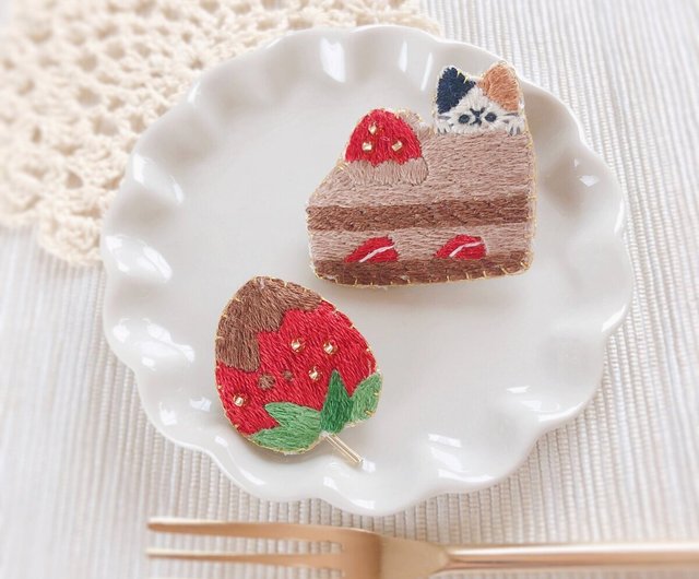 苺とチョコケーキと猫の刺繍ブローチセット - ショップ ちむねこ