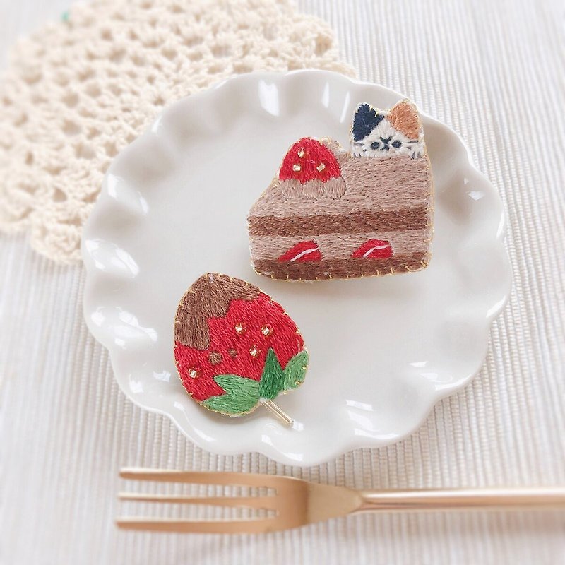 Strawberry, chocolate cake and cat embroidery brooch set - Brooches - Thread Brown