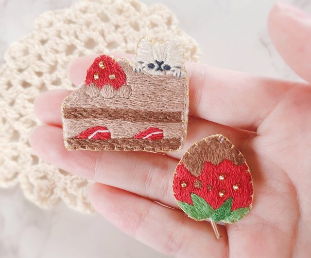 苺とチョコケーキと猫の刺繍ブローチセット - ショップ ちむねこ