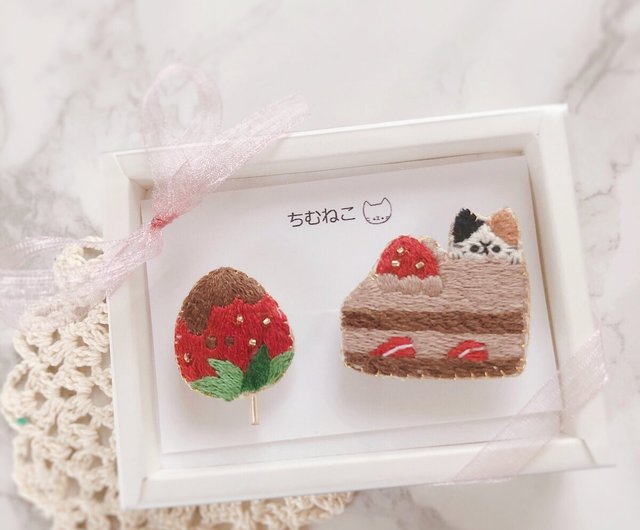 苺とチョコケーキと猫の刺繍ブローチセット - ショップ ちむねこ