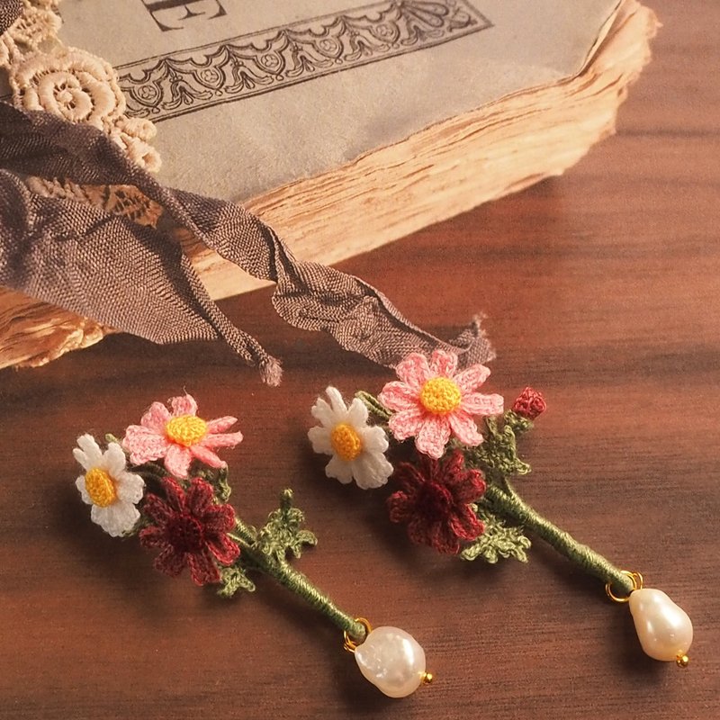 [Earrings/ Clip-On] Lace-knit Chocolate Cosmos Bouquet x Freshwater Pearl - Earrings & Clip-ons - Other Materials Pink