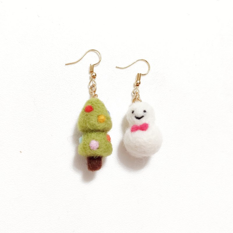 Christmas tree with snowman wool felt asymmetric earrings - ต่างหู - ขนแกะ หลากหลายสี