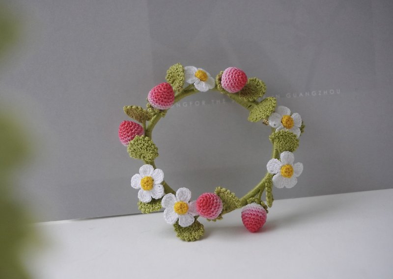 Yuan Sen hand-made strawberry wreath micro-crochet brooch - เข็มกลัด - งานปัก สึชมพู