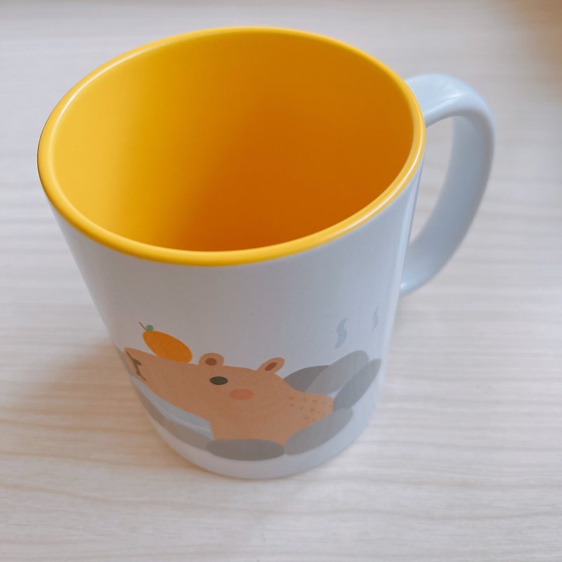 Mt. Fuji capybara mug with yellow lining - เครื่องใช้ไฟฟ้าในครัว - เครื่องลายคราม ขาว
