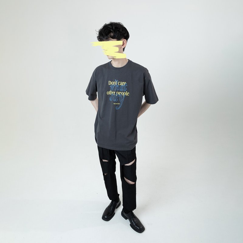 Blah blah blah..字樣印花T恤 / 白 深灰 / - 男 T 恤 - 棉．麻 灰色