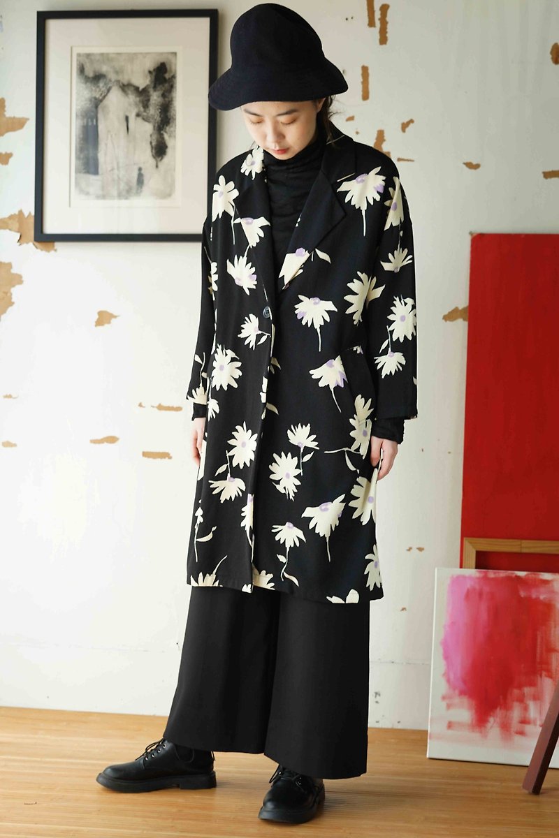Treasure hunt vintage-domineering Japanese-style print black background white flower long suit jacket - Women's Blazers & Trench Coats - Polyester Black