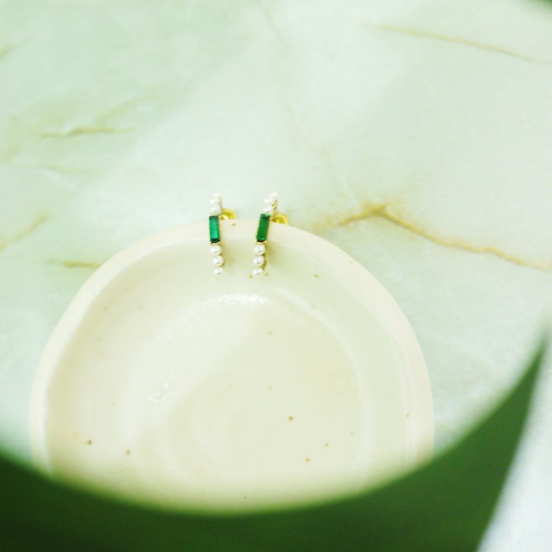 Ultra-fine Minimalist Green Pearl Half-Circle Earrings - ต่างหู - เครื่องเพชรพลอย สีเขียว