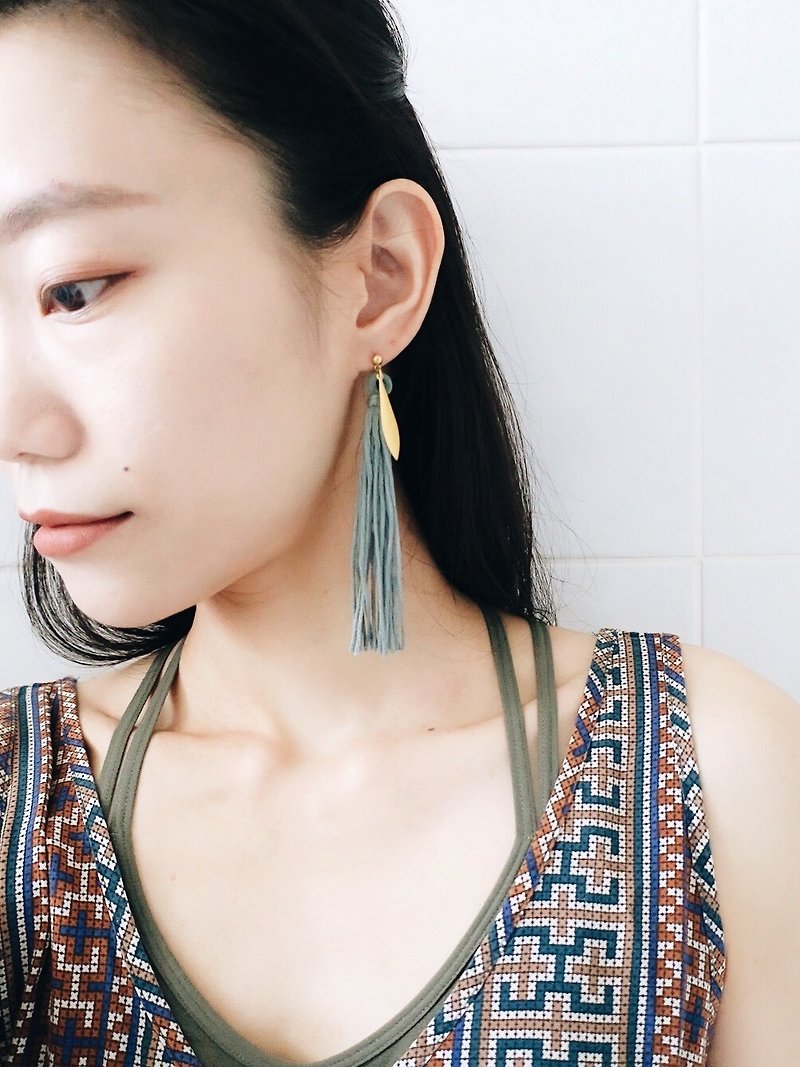[endorphin] hand dyed gradient tasseled brass earrings (Shi Lian green) - ต่างหู - ผ้าฝ้าย/ผ้าลินิน สีเขียว
