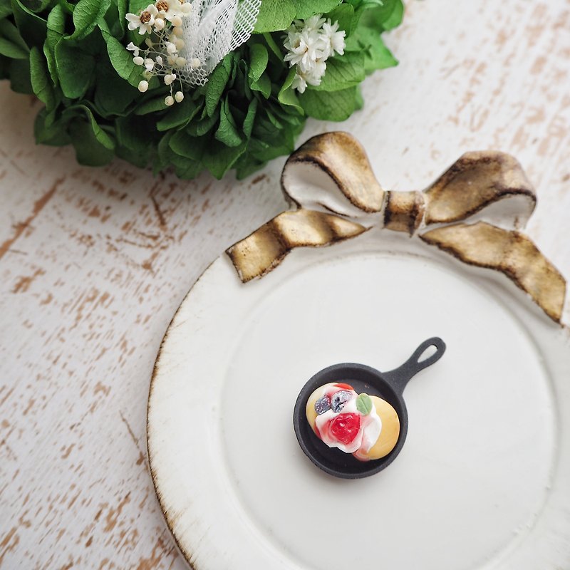 miniature bread / Berry pancake - Brooches - Clay Red