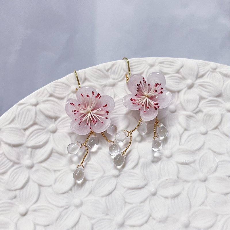 [Ruosang] Dark fragrance and sparse shadows. plum bossom. European crystal. Resin earrings. - Earrings & Clip-ons - Resin Pink