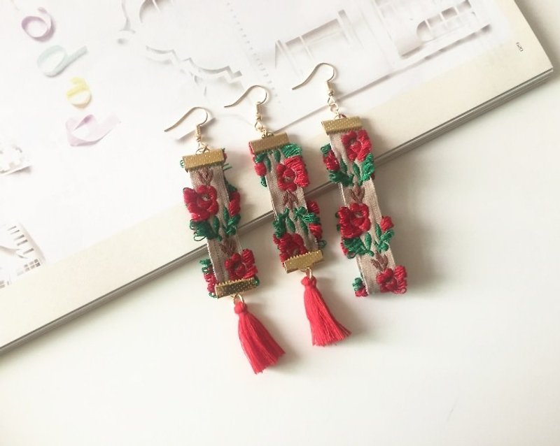 magichands hand-made earrings ear clip roses (Beige) - ต่างหู - ผ้าฝ้าย/ผ้าลินิน ขาว