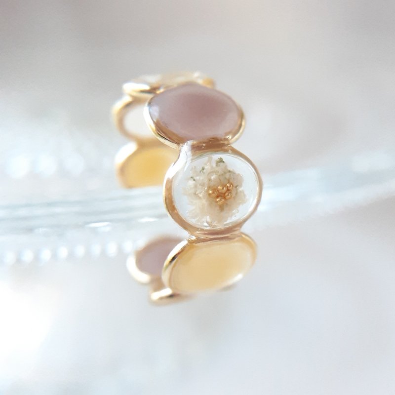 A hazy ring that doubles as an ear cuff - General Rings - Resin Gold