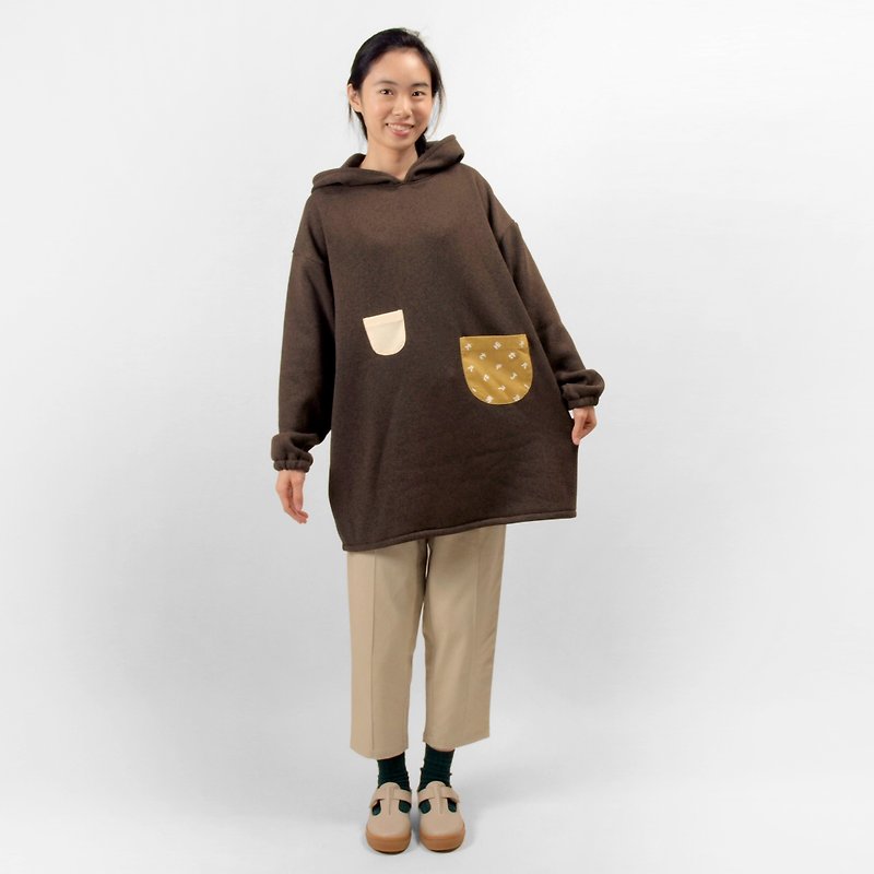 Phonetic symbol stitching pocket bristles hood long coat - coffee color - เสื้อผู้หญิง - ผ้าฝ้าย/ผ้าลินิน สีนำ้ตาล