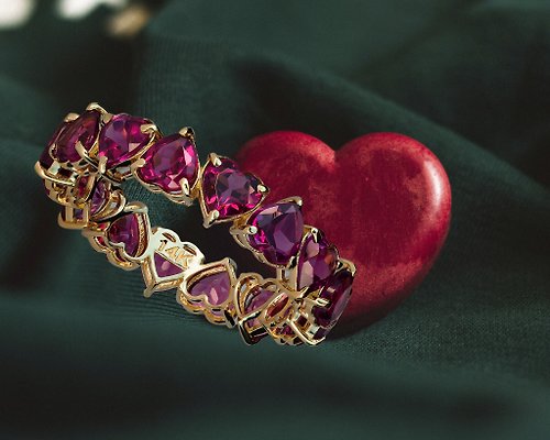 Daizy Jewellery 14 k gold ring with heart garnets. Heart eternity ring band.