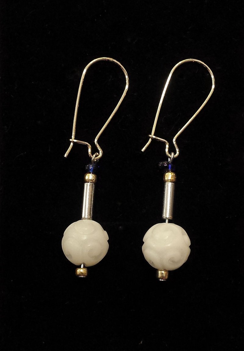 Original new Chinese style series - ivory nut engraved ball earring - Earrings & Clip-ons - Plants & Flowers White