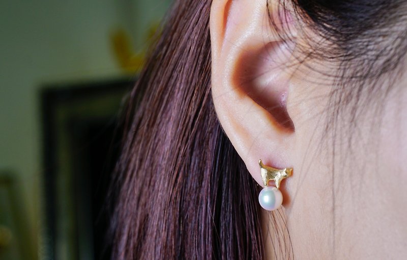 【喵星人系列】原創18K金 天然海水珍珠不對稱設計耳釘 - 耳環/耳夾 - 貴金屬 金色