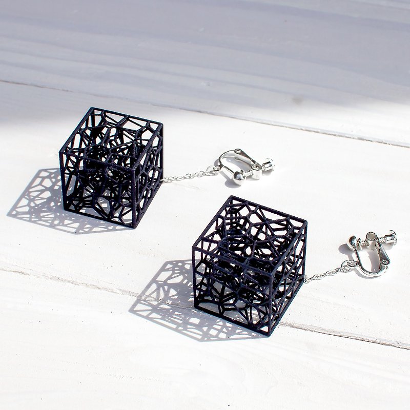 ボロノイ立方体 イヤリング　【数学的・幾何学的でもあり、自然界にも存在する独特の紋様を、立方体の中に再現】 - 耳環/耳夾 - 塑膠 黑色