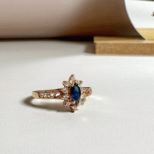 IRIZA Jewellery 18K金藍寶石花樣戒指 The Blue Sapphire Floral Diamond Ring