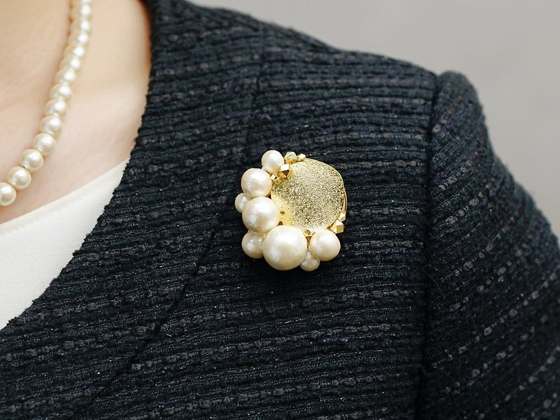 [Brooch] Moon Cotton Pearl - Brooches - Other Materials White