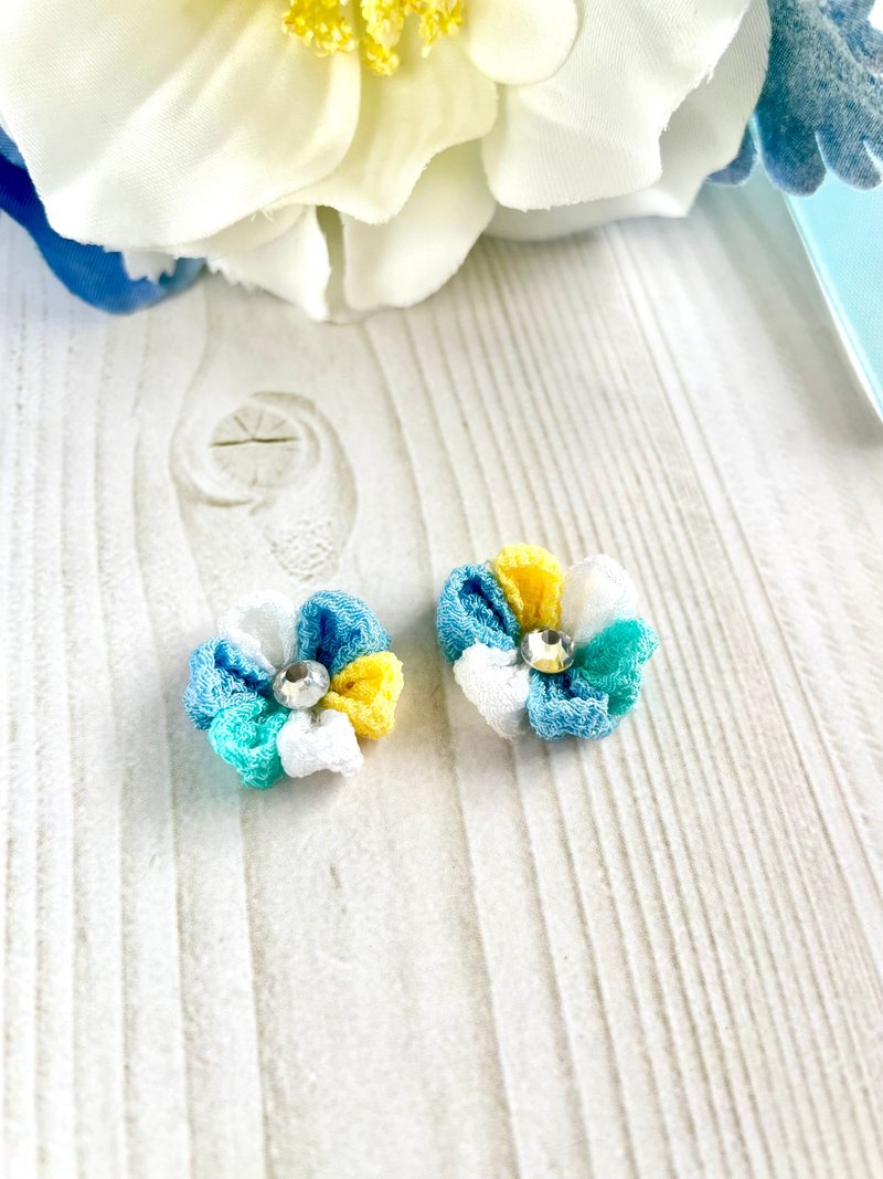 Flower earrings, Tsumami work ,traditional handicraft, blue, white, green - ต่างหู - ผ้าฝ้าย/ผ้าลินิน สีน้ำเงิน