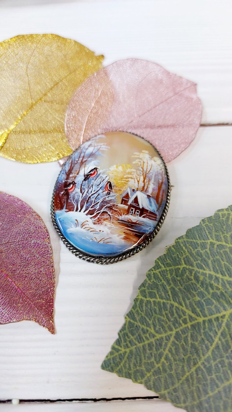 North style: Russian winter village and red bullfinches on lacquer pearl brooch - เข็มกลัด - เปลือกหอย สีนำ้ตาล
