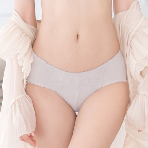 Clany可蘭霓內衣 可蘭霓Clany 石墨烯抑菌透氣蕾絲 M-XL 中腰內褲 氣質灰 3063-61