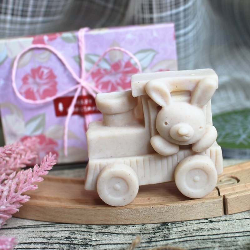 Handmade Christmas Train] [Leian Bo. Cute bunny driving trains │ │ Christmas gift exchange boxes │ │ handmade soap oil soap - Body Wash - Other Materials 