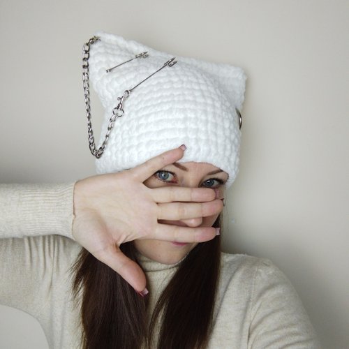 Alternative Crochet Boutique 貓耳帽鉤針編織。帶有貓耳朵的白色帽子。蓬鬆的方形小圓帽