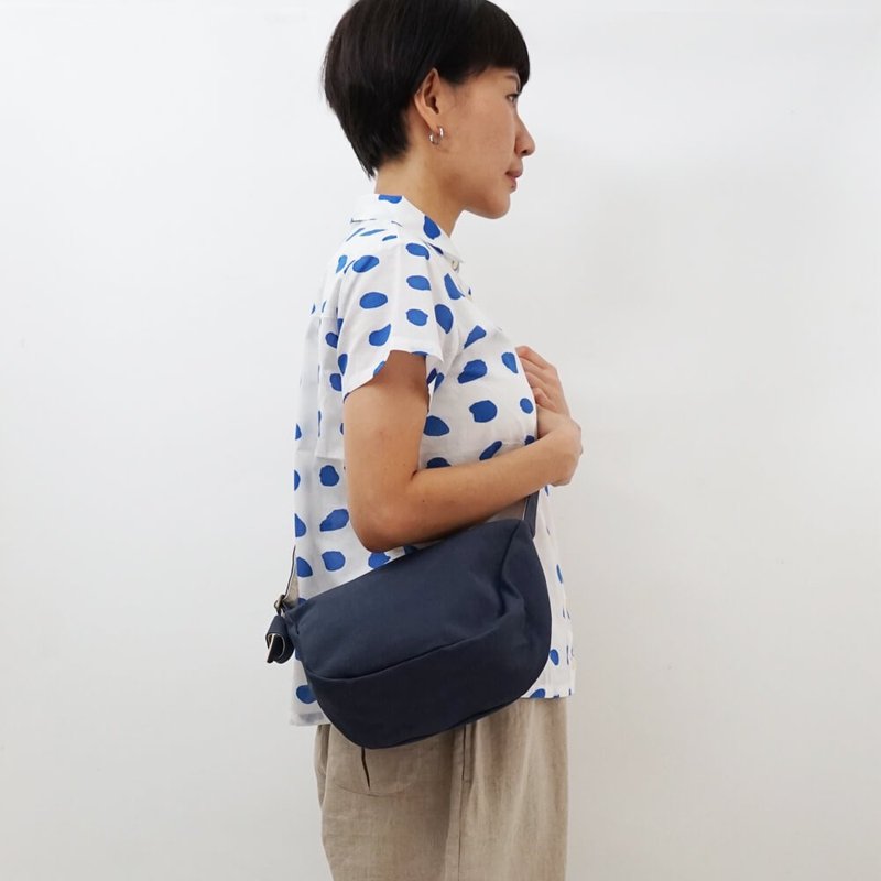 Mogu /側背帆布袋 /深海藍 /盈月 - 側背包/斜背包 - 棉．麻 藍色