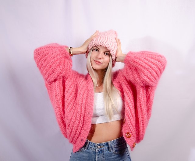 女性用ピンクモヘアカーディガン。特大のモヘアピンクのセーター