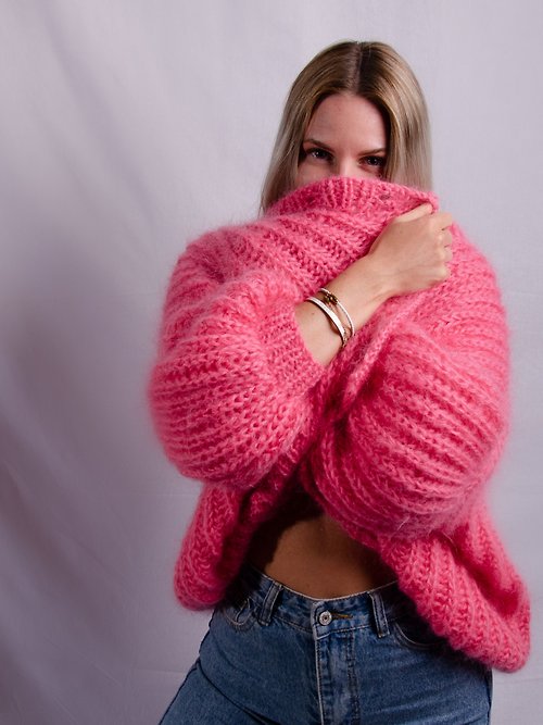 女性用ピンクモヘアカーディガン。特大のモヘアピンクのセーター