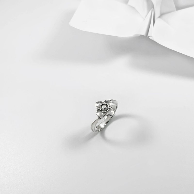 Small flower shape silver ring - แหวนทั่วไป - เงินแท้ สีเงิน