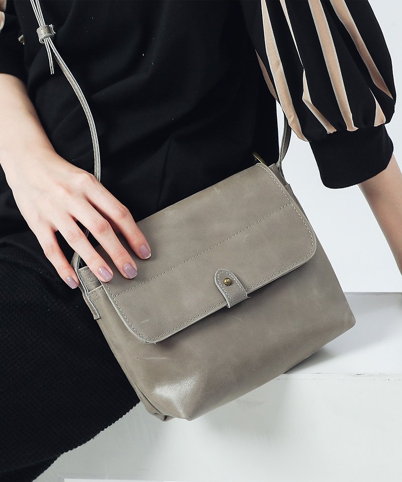Leather mini casual  bag - grey   - กระเป๋าแมสเซนเจอร์ - หนังแท้ สีเทา