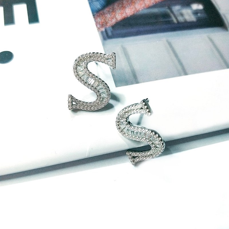 I JEWELRY 歐美流行英文S字母頂級鋯石純銀耳環 附純銀保證卡 - 耳環/耳夾/耳骨夾 - 純銀 銀色