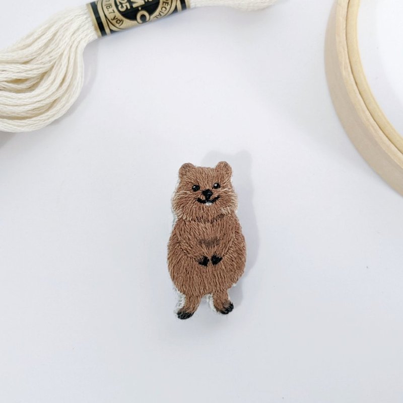 クオッカワラビー　刺繍ブローチ - 胸針 - 繡線 咖啡色