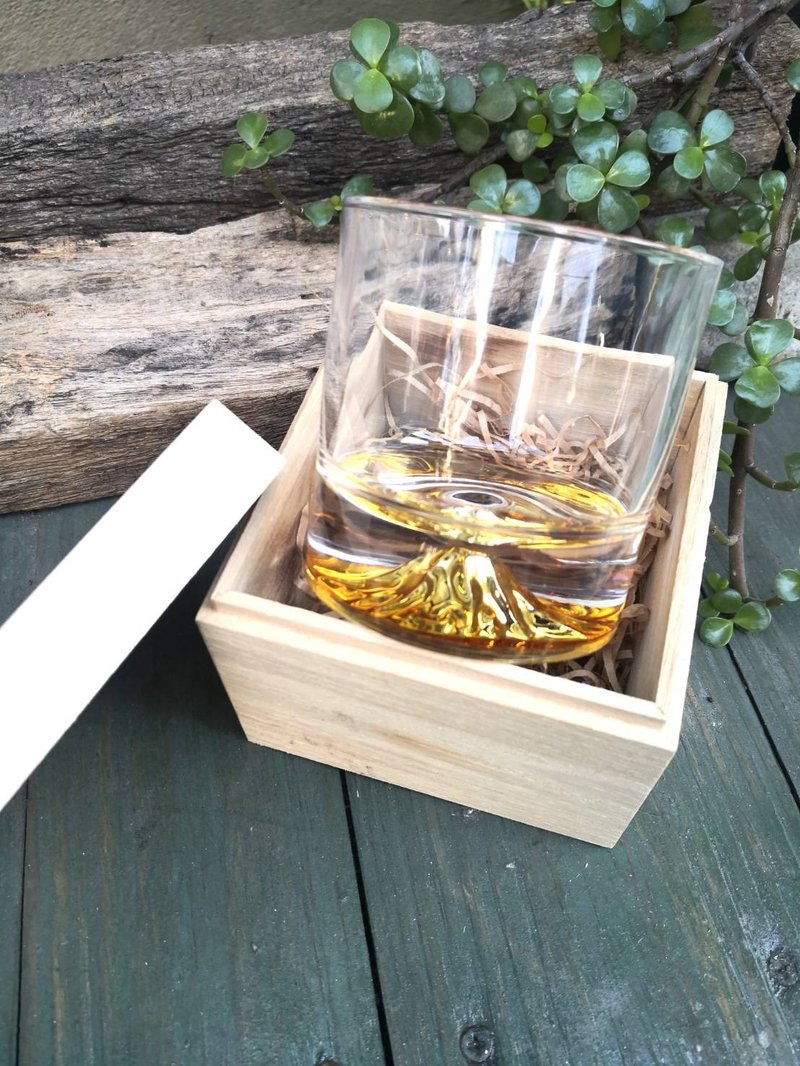 禮物 金山威杯 客製刻字杯 附木盒 生日/禮物/工商團購 - 酒杯/酒器 - 玻璃 金色