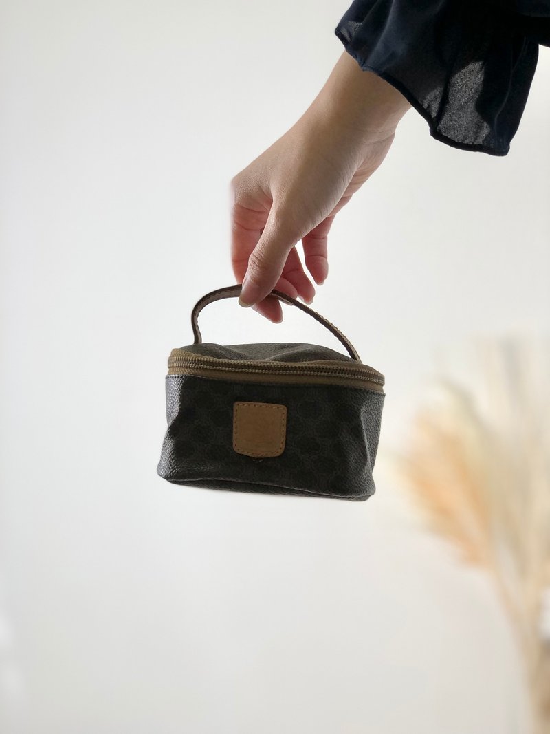 【 日本直送　名牌中古包 】CELINE セリーヌ マカダム ロゴ レザー ポーチ ブラウン vintage ヴィンテージ オールド rxugvz - 化妝包/收納袋 - 真皮 咖啡色