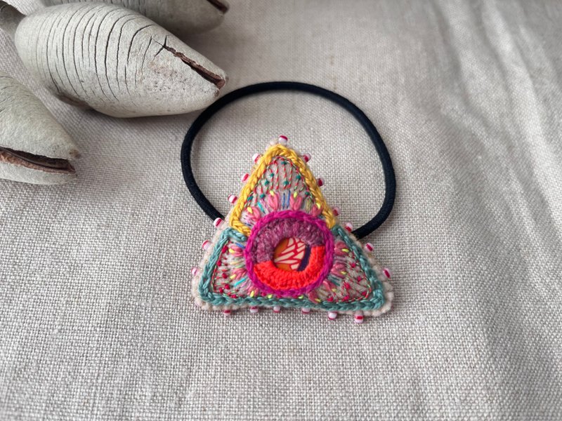 Triangle embroidered hair tie with polymer clay parts - เครื่องประดับผม - งานปัก 